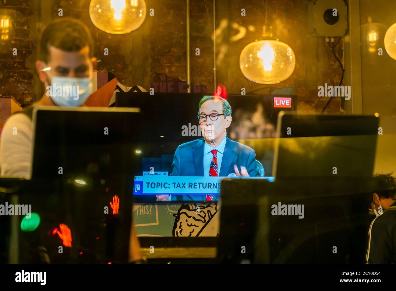 Moderator Chris Wallace in einem Fernsehen in einem Taco Bell Cantina Restaurant in Chelsea in New York am Dienstag, 29. September 2020 zeigt die Live-erste Präsidentschaftsdebatte zwischen Präs. Donald Trump und Senator und demokratischen Kandidaten Joe Biden. (© Richard B. Levine) Stockfoto