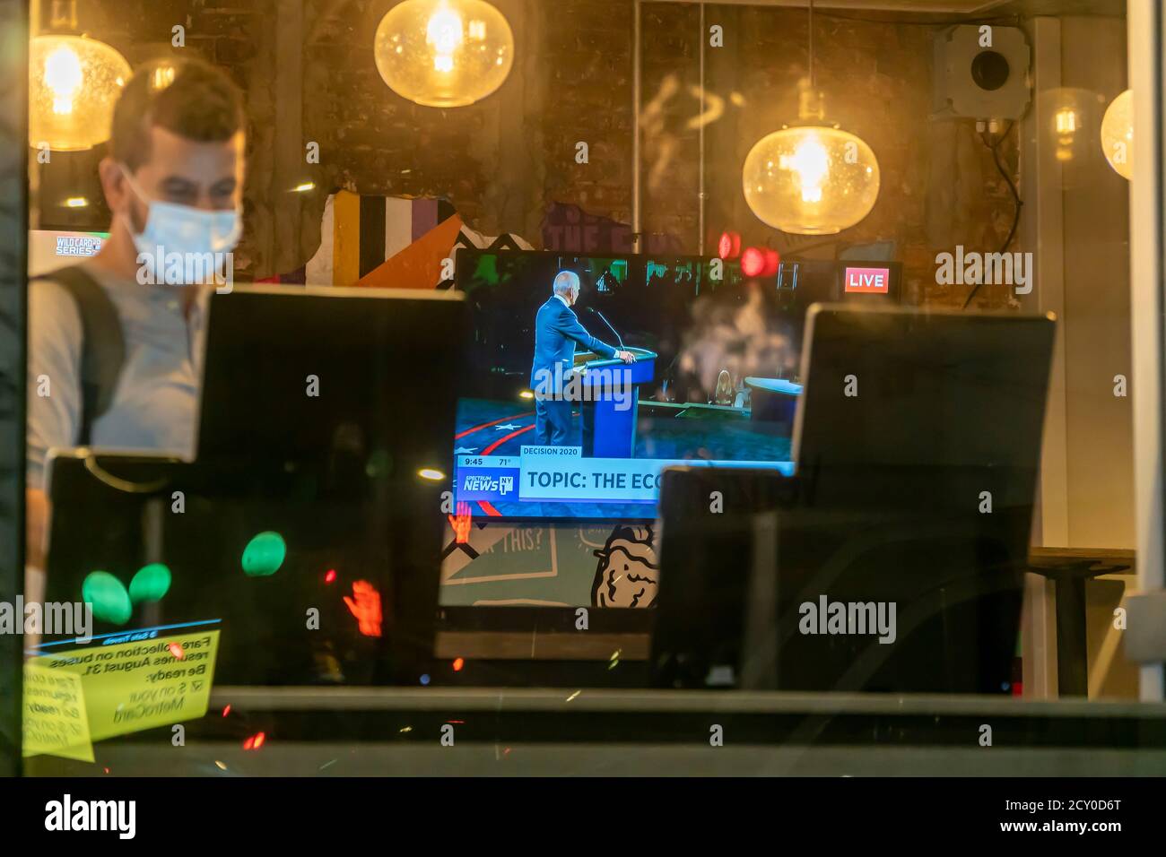 Ein Fernseher in einem Taco Bell Cantina Restaurant in Chelsea in New York am Dienstag, 29. September 2020 zeigt die erste Präsidentschaftsdebatte zwischen Präs. Donald Trump und dem Senator und demokratischen Kandidaten Joe Biden. (© Richard B. Levine) Stockfoto