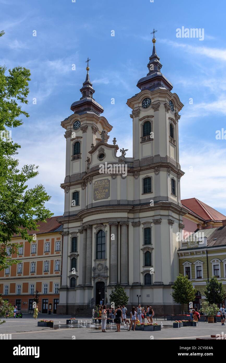 Die Kirche des heiligen Antonius von Padua auf Dobo Istvan Ter in Zentral-Eger an einem sonnigen Sommertag Stockfoto