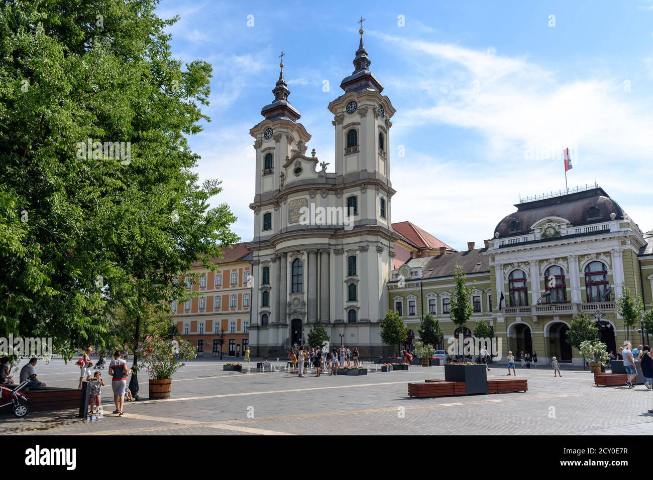 Die Kirche des heiligen Antonius von Padua auf Dobo Istvan Ter in Zentral-Eger an einem sonnigen Sommertag Stockfoto