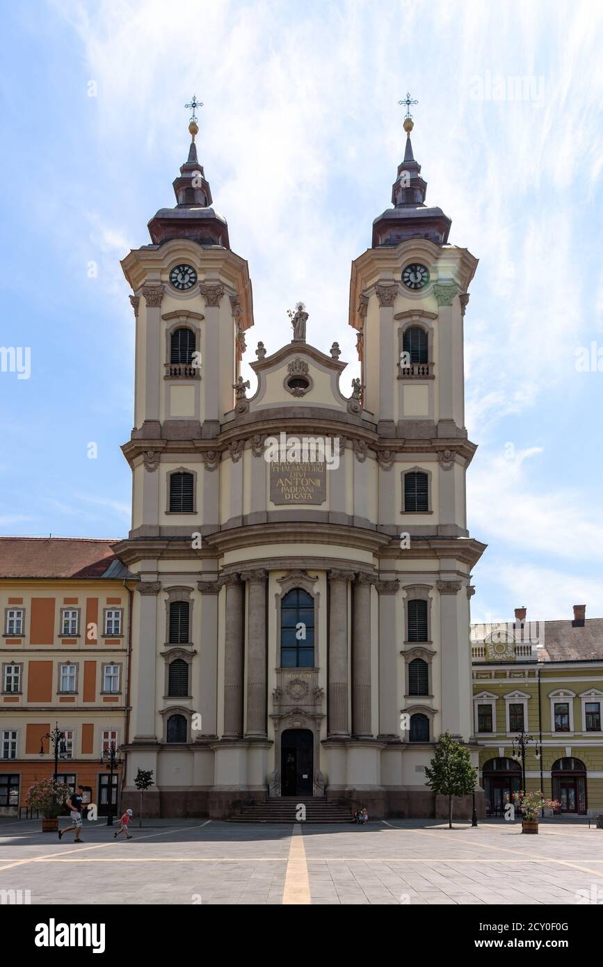 Die Kirche des heiligen Antonius von Padua auf Dobo Istvan Ter in Zentral-Eger an einem sonnigen Sommertag Stockfoto