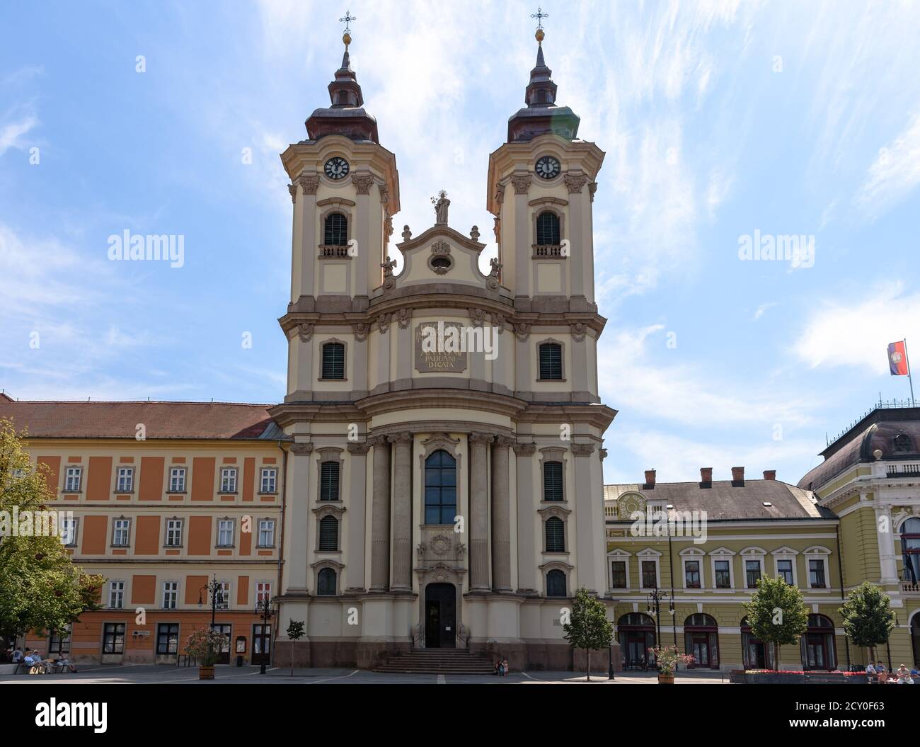 Die Kirche des heiligen Antonius von Padua auf Dobo Istvan Ter in Zentral-Eger an einem sonnigen Sommertag Stockfoto