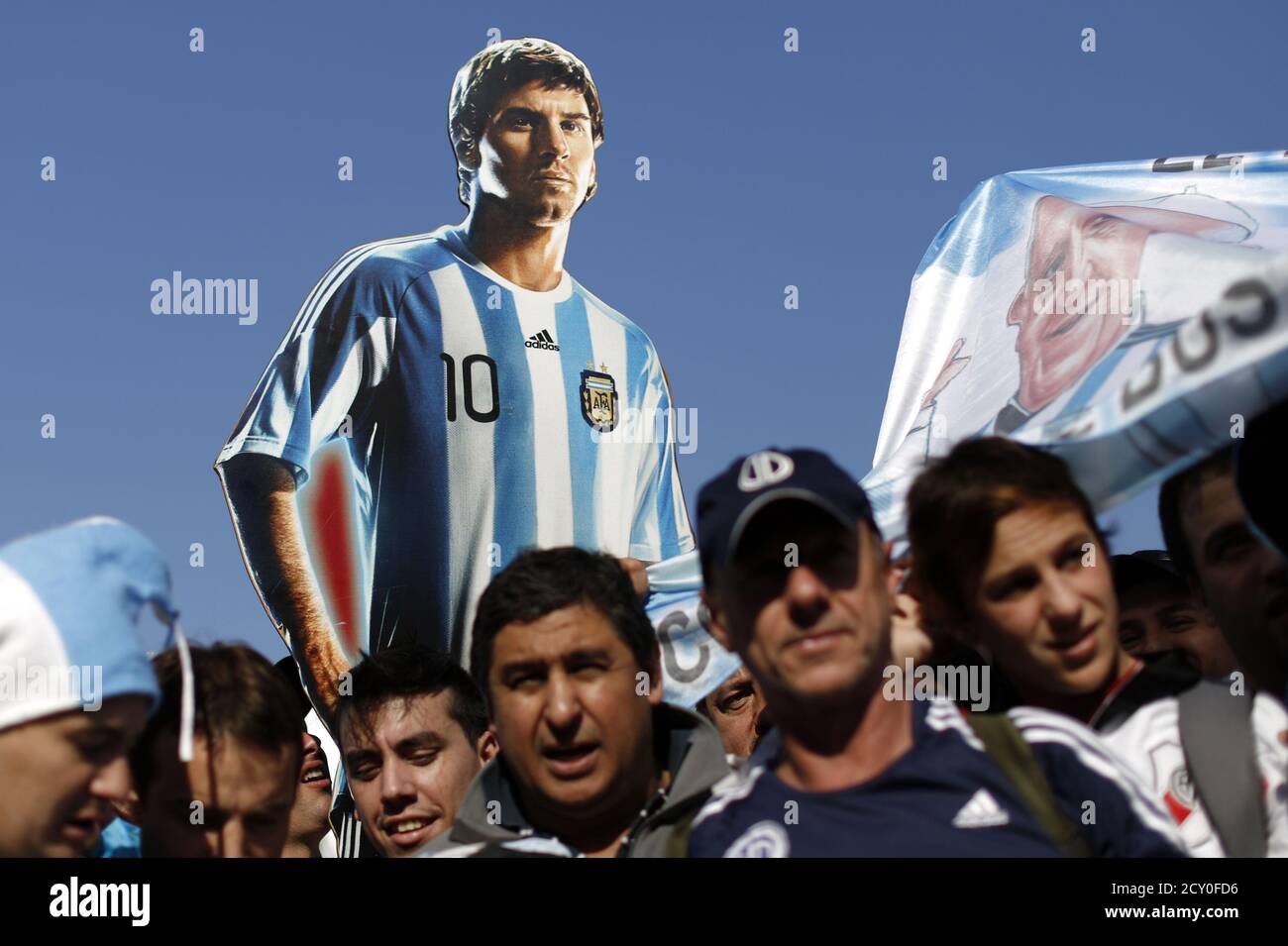 Argentinischer Fußballspieler Lionel Messi (L) lacht neben Teamkollege  Javier Zanetti während einer Übung vor der Copa America Turnier in Buenos  Aires 10. Juni 2011. REUTERS/Enrique Marcarian (Argentinien - Tags: SPORT  Fußball Stockfotografie - Alamy