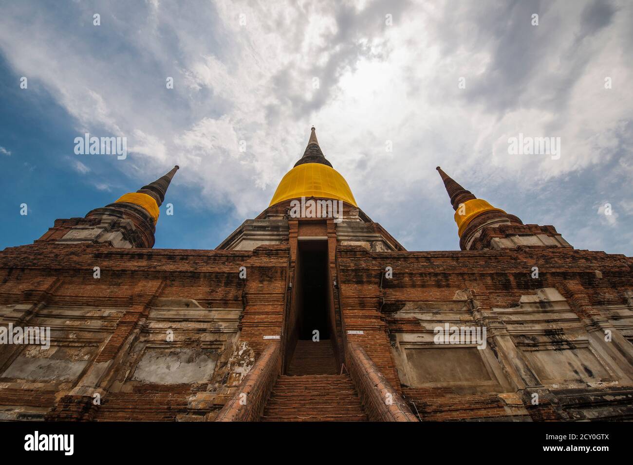 Treppen hinauf zur Pagode im Wat Yai Chaimongkol Ayutthaya Stockfoto