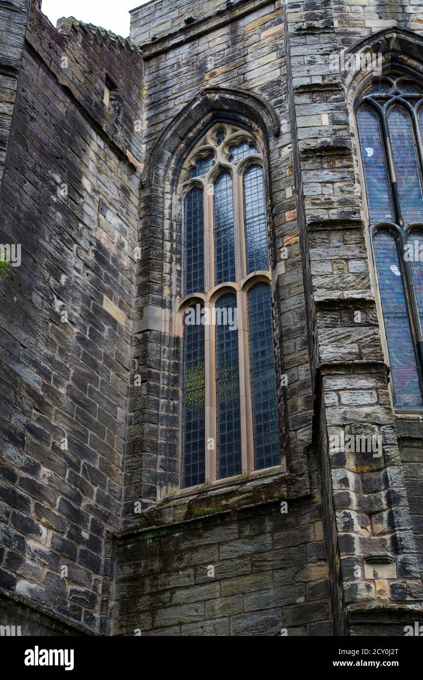 Detail der länglichen gotischen Fenster in schwarzem Stein Stockfoto