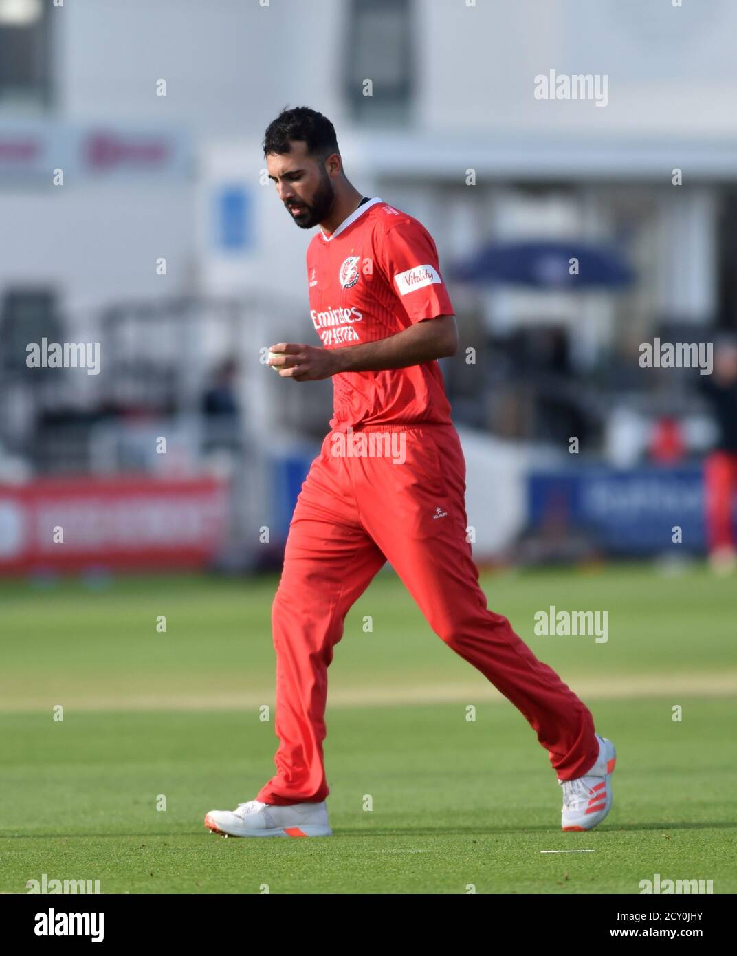 Hove UK 1. Oktober 2020 - Saqib Mahmood of Lancashire Lightning während des Vitality Blast T20 Viertelfinale Cricket-Match zwischen Sussex Sharks und Lancashire Lightning, das hinter verschlossenen Türen am 1. Central County Ground in Hove stattfindet : Credit Simon Dack / Alamy Live News Stockfoto