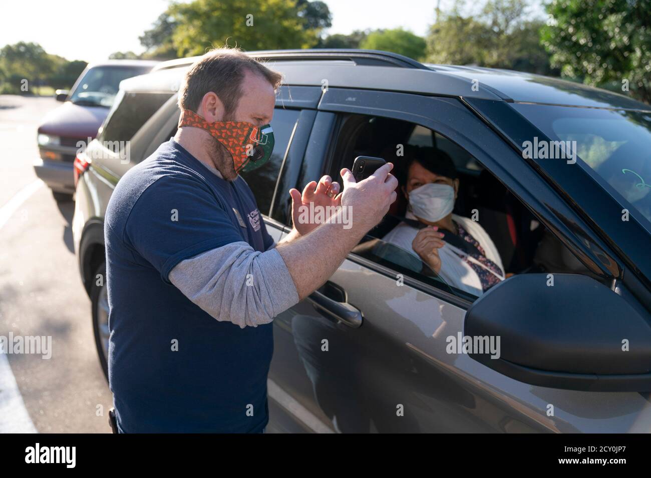 Austin, Texas, USA. Oktober 2020. Katholische WohltätigkeitsarbeiterInnen einschließlich des stellvertretenden Kanzlers Justin Estep helfen den Einwohnern von Texas bei der Überprüfung des Wählerregistrierungsstatus und bei der Unterstützung von Wähleranträgen während einer vierstündigen Fahrt am 1. Oktober 2020 in Austin. Mehrere Dutzend meist hispanischen US-Einwohner wurden in der überparteilichen Bemühungen unterzeichnet. Kredit: Bob Daemmrich/Alamy Live Nachrichten Stockfoto