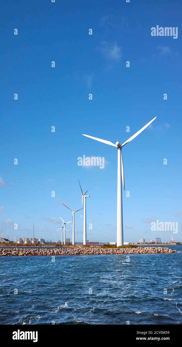 Windturbinen an der Küste von Kopenhagen, Dänemark. Stockfoto