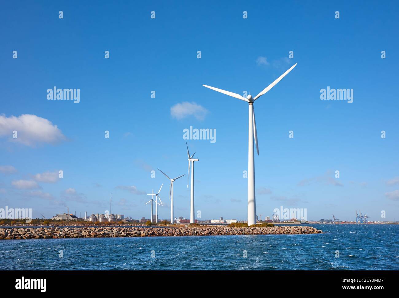 Windturbinen an der Küste von Kopenhagen, Dänemark. Stockfoto