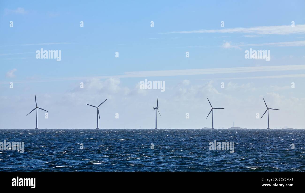 Reihe von Offshore-Windenergieanlagen. Stockfoto