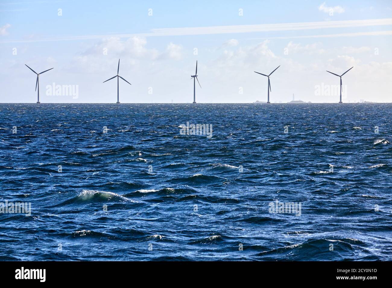 Reihe von Offshore-Windenergieanlagen, Dänemark. Stockfoto