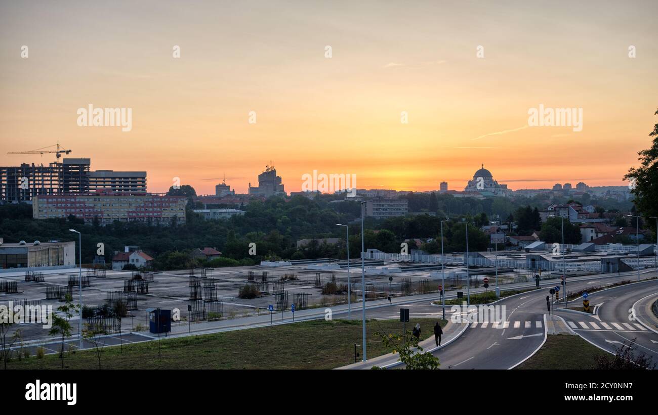 Belgrad / Serbien - 27. Juli 2019: Sonnenaufgang Ansicht Stadtbild von Belgrad, Hauptstadt von Serbien, dominiert von Serbisch-orthodoxen Kirche St. Sava, einer der t Stockfoto