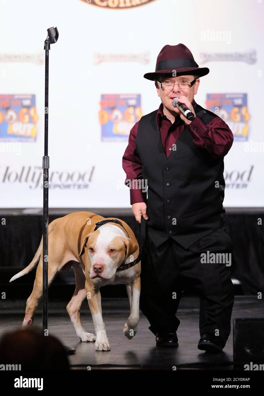 Fernseh-Persönlichkeit Shorty Rossi und sein Hund Herkules außer den Award  für "Best Dog in einer Reality-TV-Serie" während der ersten annual Golden  Kragen Awards feiern Hollywoods talentiertesten Eckzahn Mimen aus Oscar  nominierten Filme