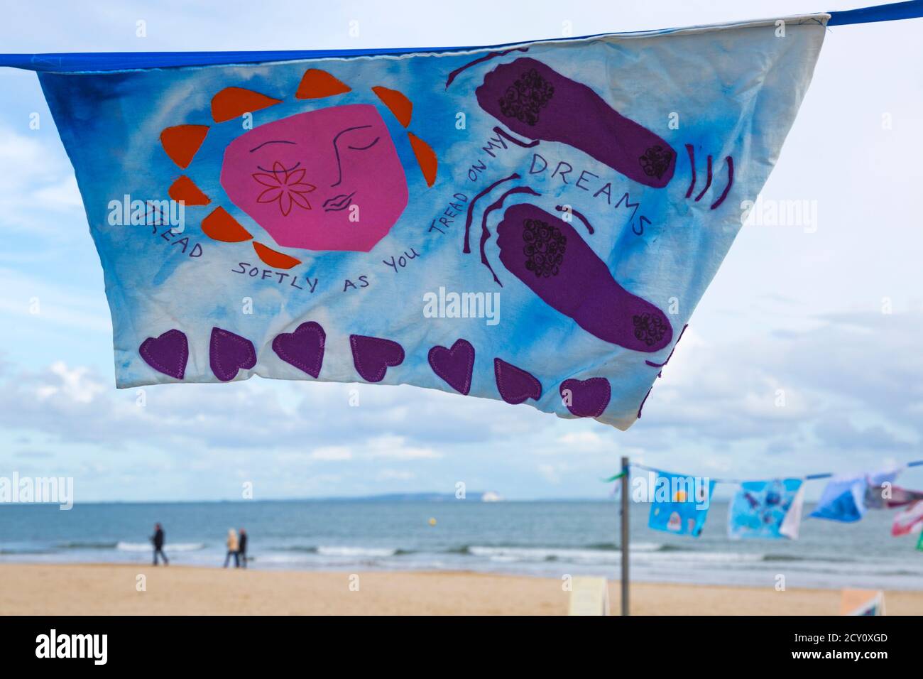 Sandbanks, Poole, Dorset, Großbritannien. Oktober 2020. Speak to the Sea and Process, Teil des Bournemouth Arts by the Sea Festivals. Mitglieder der Öffentlichkeit können teilnehmen, um über ihre Gefühle in dieser schwierigen Zeit während der Coronavirus Covid-19 Pandemie nachzudenken, zu reflektieren und mit dem Meer zu sprechen, wobei das Meer ein kontemplativer Ort ist, um über Herausforderungen und Hoffnungen für die Zukunft zu meditieren. Botschaften und Szenen werden auf Kissenbezügen dargestellt, um Luke Jerrams Kunstwerk "in Memoriam" aus über 100 Bettlaken zu ergänzen. Quelle: Carolyn Jenkins/Alamy Live News - Kissenbezug Stockfoto