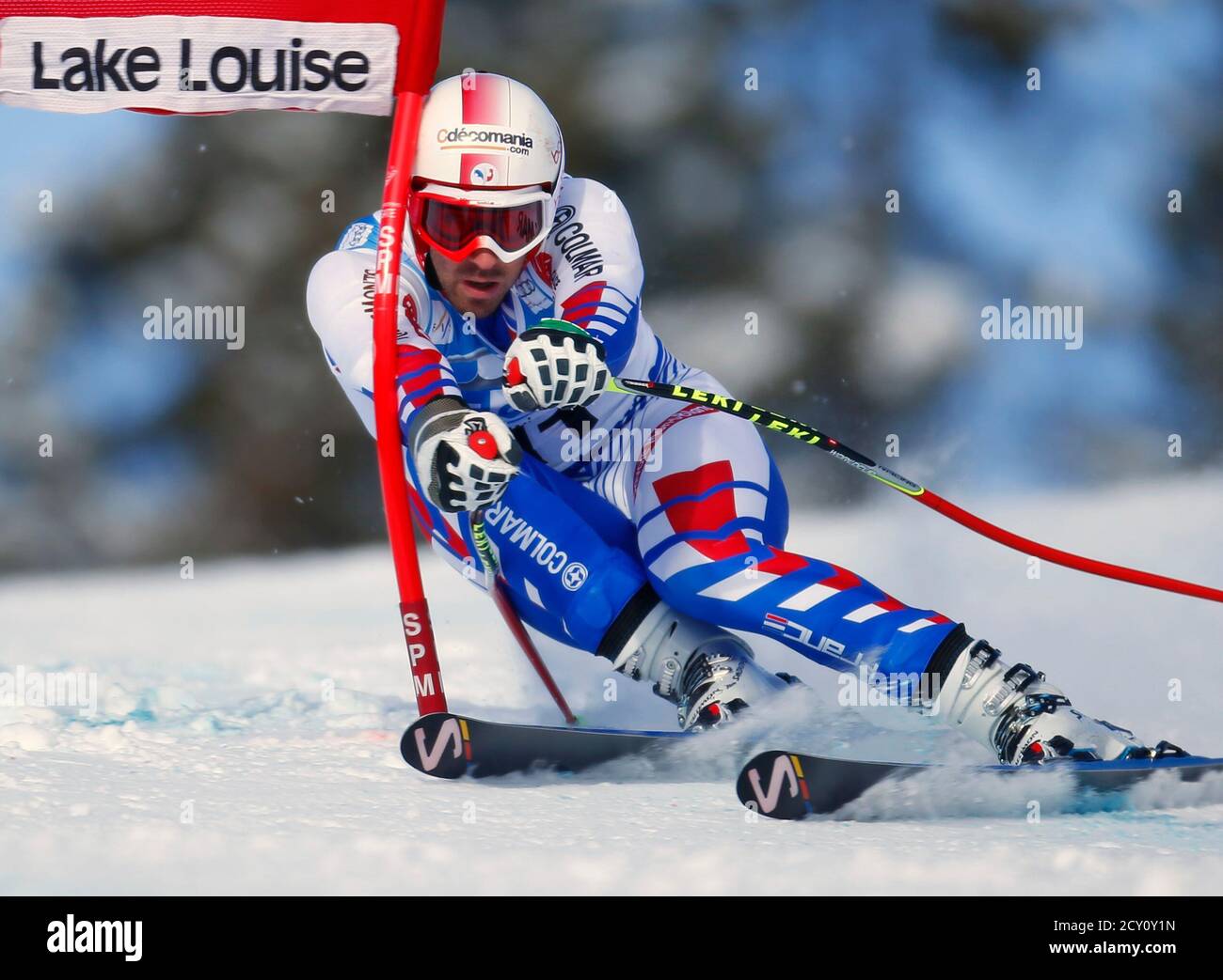 Adrien Theaux Frankreichs trifft ein Tor beim alpinen Ski Training für die Weltcup-Abfahrt der Herren in Lake Louise, Alberta 21. November 2012.  REUTERS/Mike Blake (Kanada - Tags: SPORT, Skifahren) Stockfoto