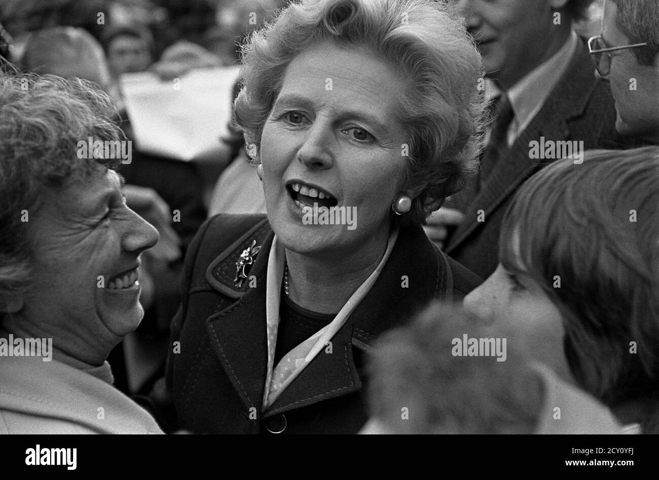 AJAXNETPHOTO, 11. FEBRUAR 1977. PORTSMOUTH, ENGLAND. - RUNDGANG DURCH DIE STADT - FRAU MARGARET THATCHER (CON), OPPOSITIONSFÜHRERIN, SETZT SICH WÄHREND EINER WAHLKAMPFTOUR MIT DER ÖFFENTLICHKEIT IM EINKAUFSVIERTEL DER HANDELSSTRASSEN AUSEINANDER. FOTO: JONATHAN EASTLAND/AJAX REF:3771102 52 Stockfoto