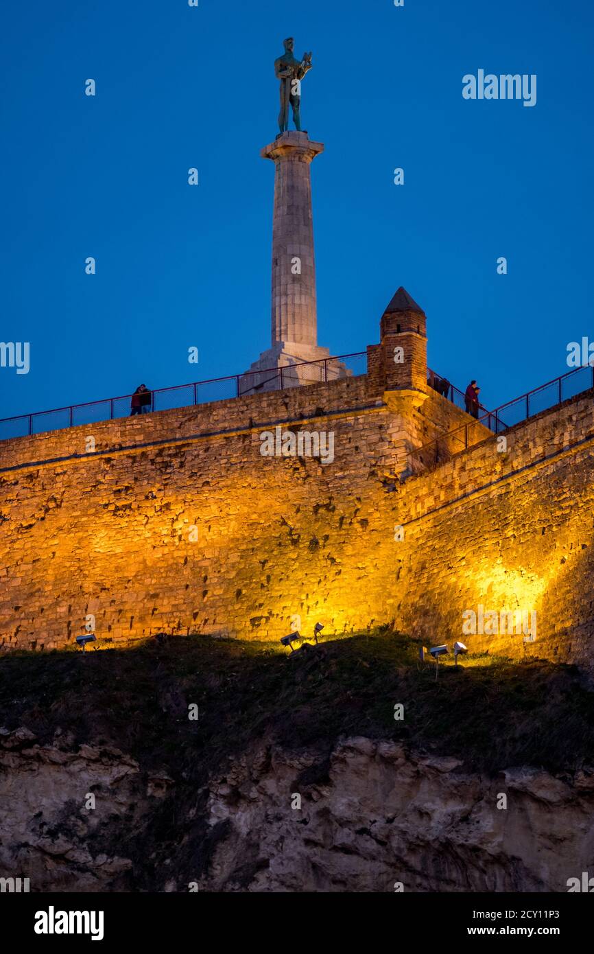 Belgrad / Serbien - 4. März 2019: Abendansicht der Oberstadt Belgrads Festung (Kalemegdan), mit dem ikonischen beleuchteten Victor Denkmal, dedi Stockfoto