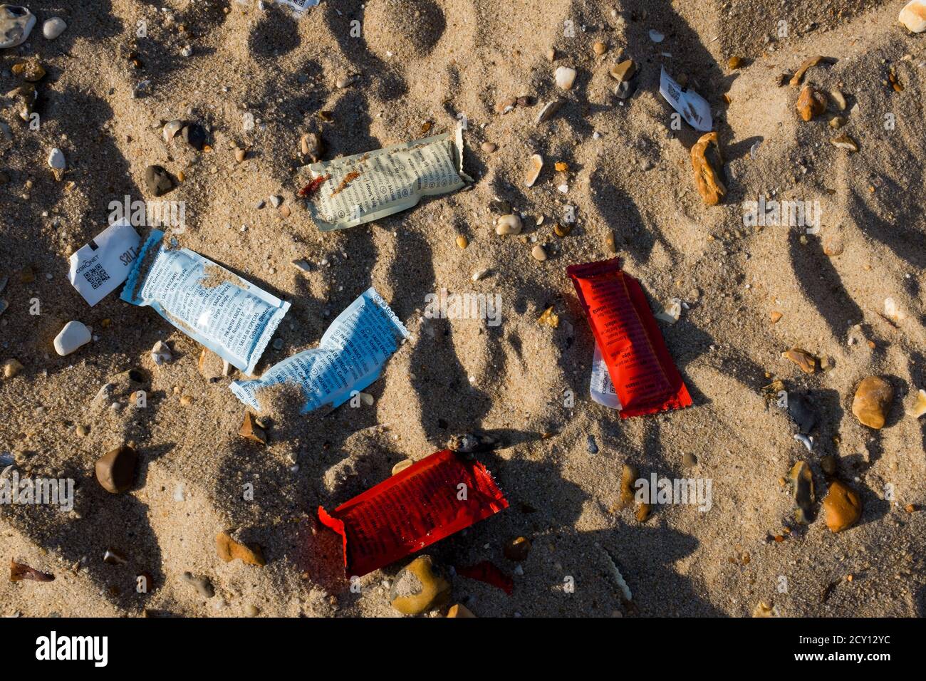 Tüten mit Gewürzen, die an einem frühen Sommerabend am Strand von Southbourne in Bournemouth im Sand entsorgt wurden. 02. Juni 2016. Foto: Neil Turner Stockfoto