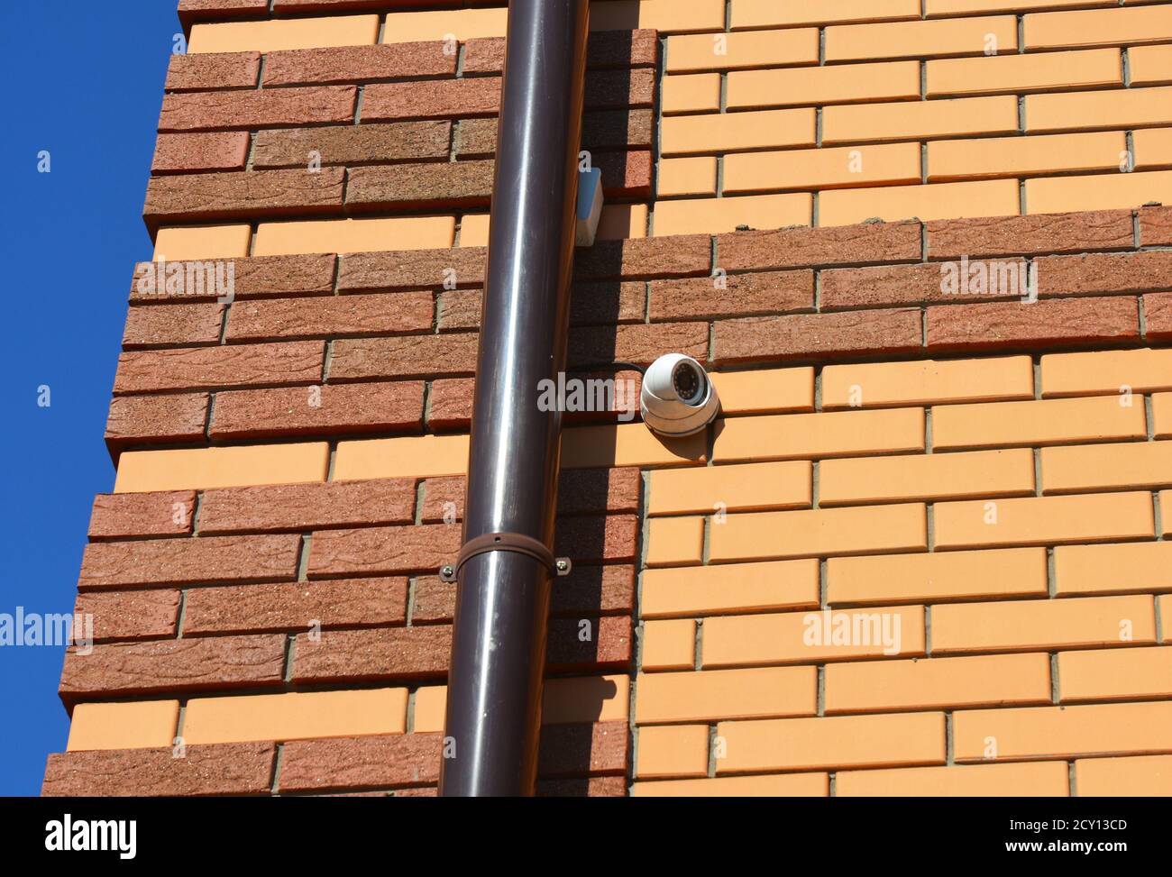 Die Überwachungskamera ist an einer Wand montiert. Stockfoto