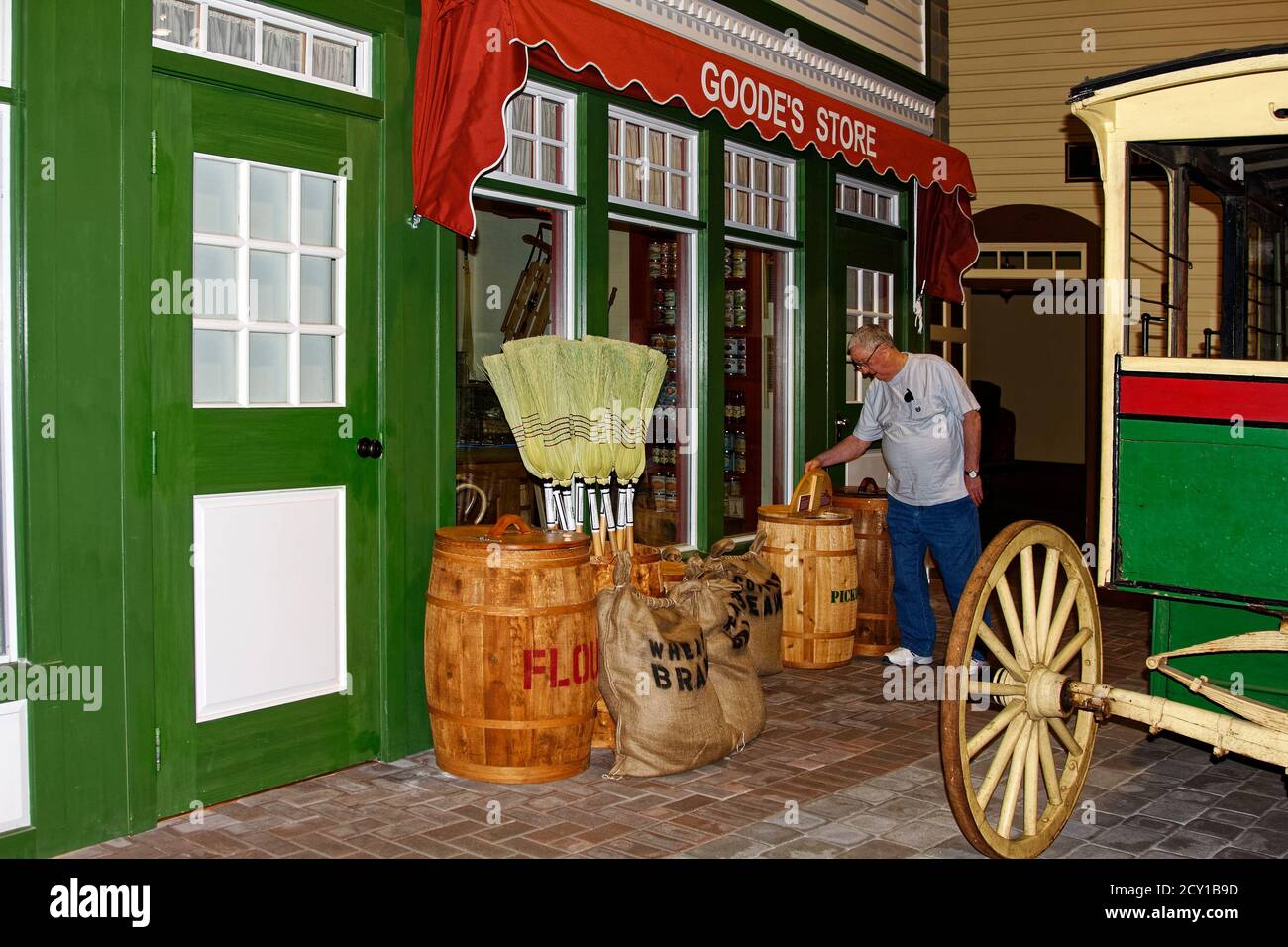 Railroad Museum of Pennsylvania, alte Bahnhof Display, lebensecht, Shop, Fässer, Besen, Mann suchen, Lancaster County; Pennsylvania; Strasburg, P Stockfoto