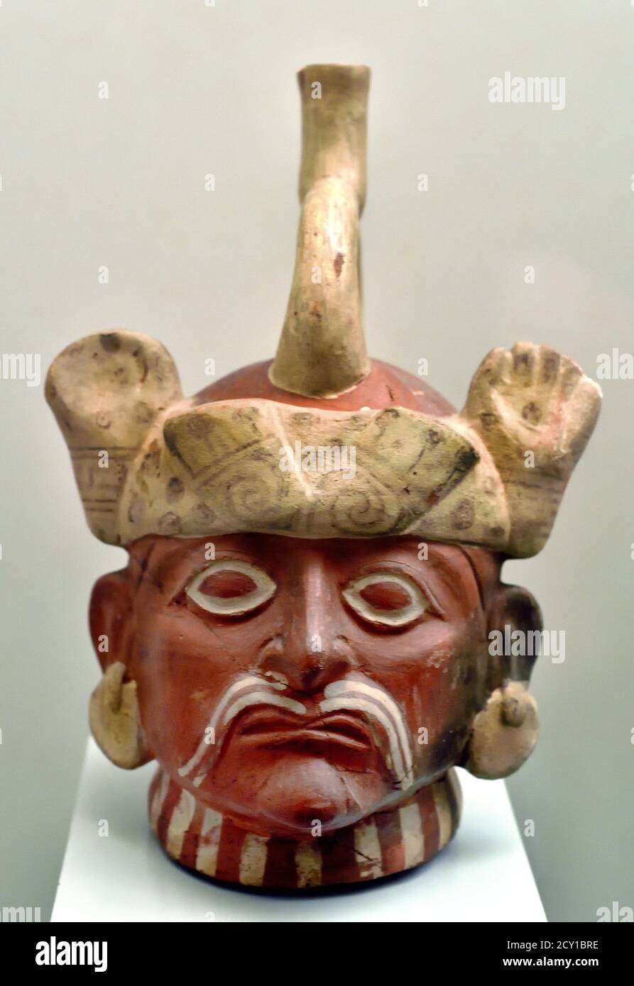 Großer Herr, wie durch seine Kopfbedeckung der Katzenklauen, seine großen Ohrenklappen und seine Gesichtsfarbe, Moche oder Mochica 100 AD - 700 AD. Keramik Sie lebten in den Küsten-Tälern im Norden Perus. Wie andere peruanische Kulturen bauten Bauern Kanäle, um ihre Ernte zu bewässern, (kriegerische Menschen und Krieger) Stockfoto