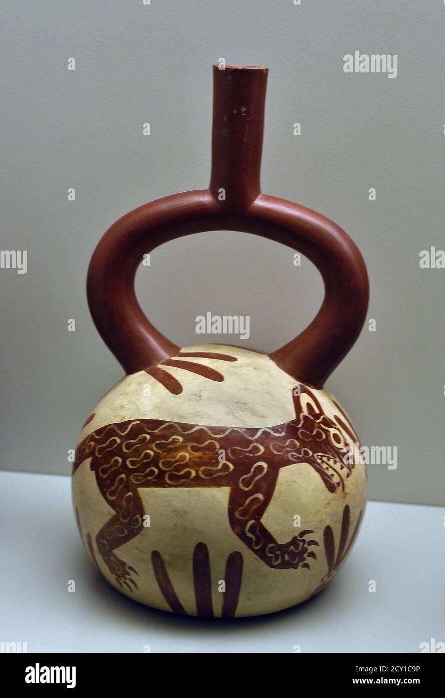 Feline - Katze mit der Kraft der Nacht verbunden. Moche oder Mochica 100 n. Chr. - 700 n. Chr. Keramik Sie lebten in den Küstentälern im Norden Perus. Wie andere peruanische Kulturen bauten Bauern Kanäle, um ihre Ernte zu bewässern, (kriegerische Menschen und Krieger) Stockfoto
