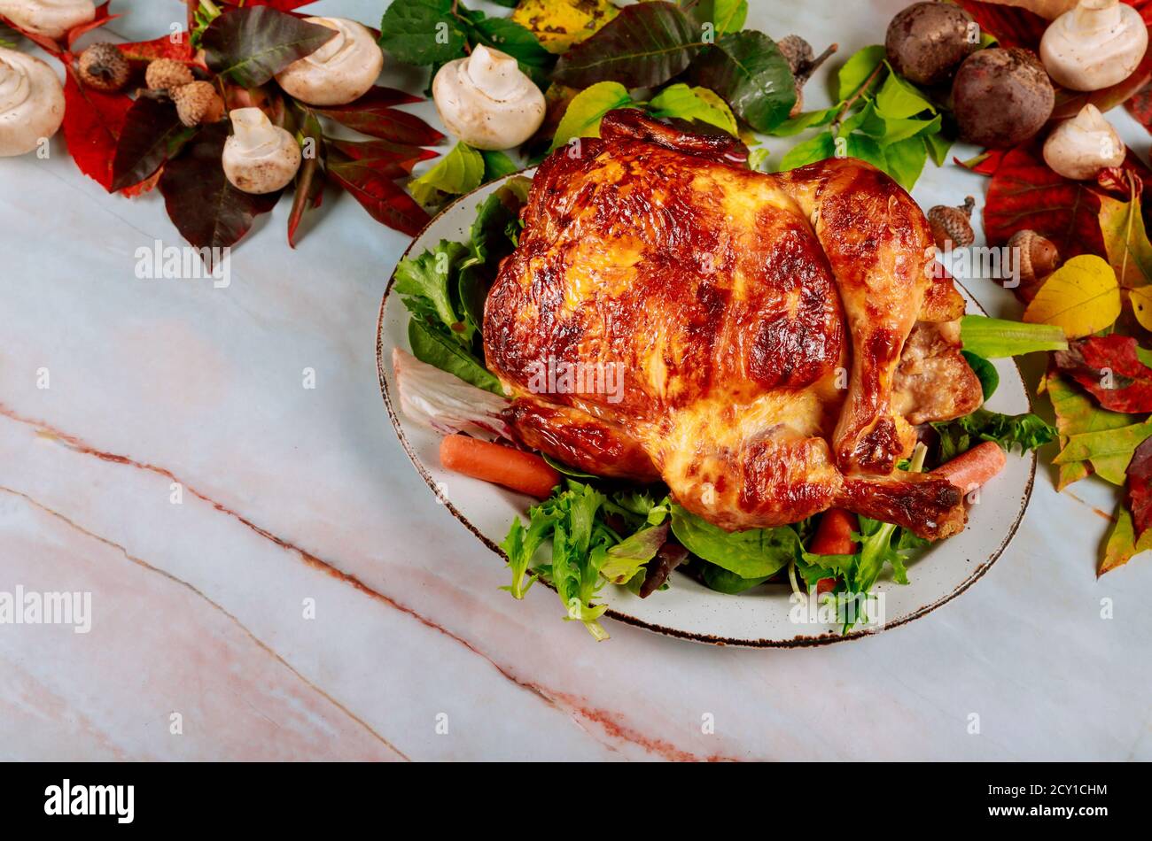 Traditionell dekorierter Herbsttisch mit traditionellem Thanksgiving-Dinner im Gebratenes Huhn mit Ernteurlaub Stockfoto