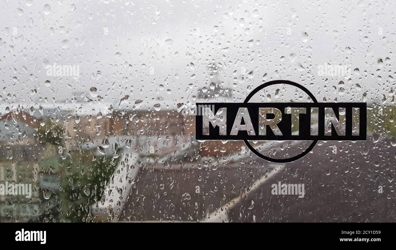 Martini-Aufkleber-Logo. Eine Marke aus italienischen Vermäulern und  Schaumweinen. Wassertropfen auf Glasfenster bei Regen mit verschwommenem  Hintergrund der Stadt sc Stockfotografie - Alamy