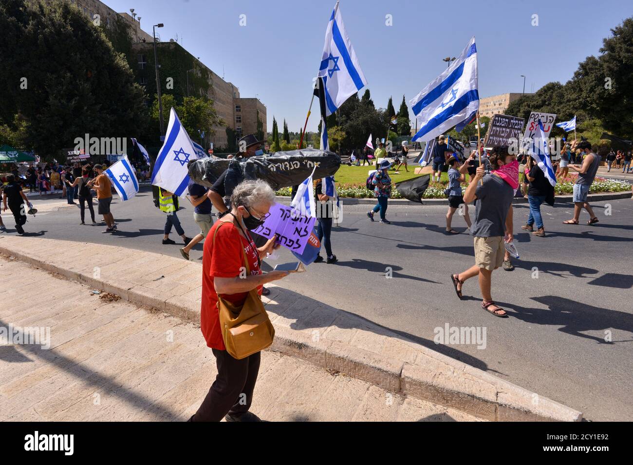 29 Sep 2020 - Anti-Korruptions-Protest gegen Premierminister Netanjahu vor der Knesset, israelisches Haus der gewählten. Hunderte von Fahrzeugen kletterten nach Jerusalem - für den letzten Tag, an dem Proteste in Israel legal sind. Während des Protestes wurde ein Update zum covid-19 Zertifizierungsgesetz gemacht - das fordert, dass Proteste nur 1k vom Wohnsitz der Bürger entfernt erlaubt werden. Dieser Akt, der als Notakt von 19 erklärt wurde, schränkt die Rechte der nicht-orthodoxen Gesellschaft in Israel während einer Welle massiver Proteste vor den Residenzen von Ministerpräsident Netanjahu größtenteils ein Stockfoto