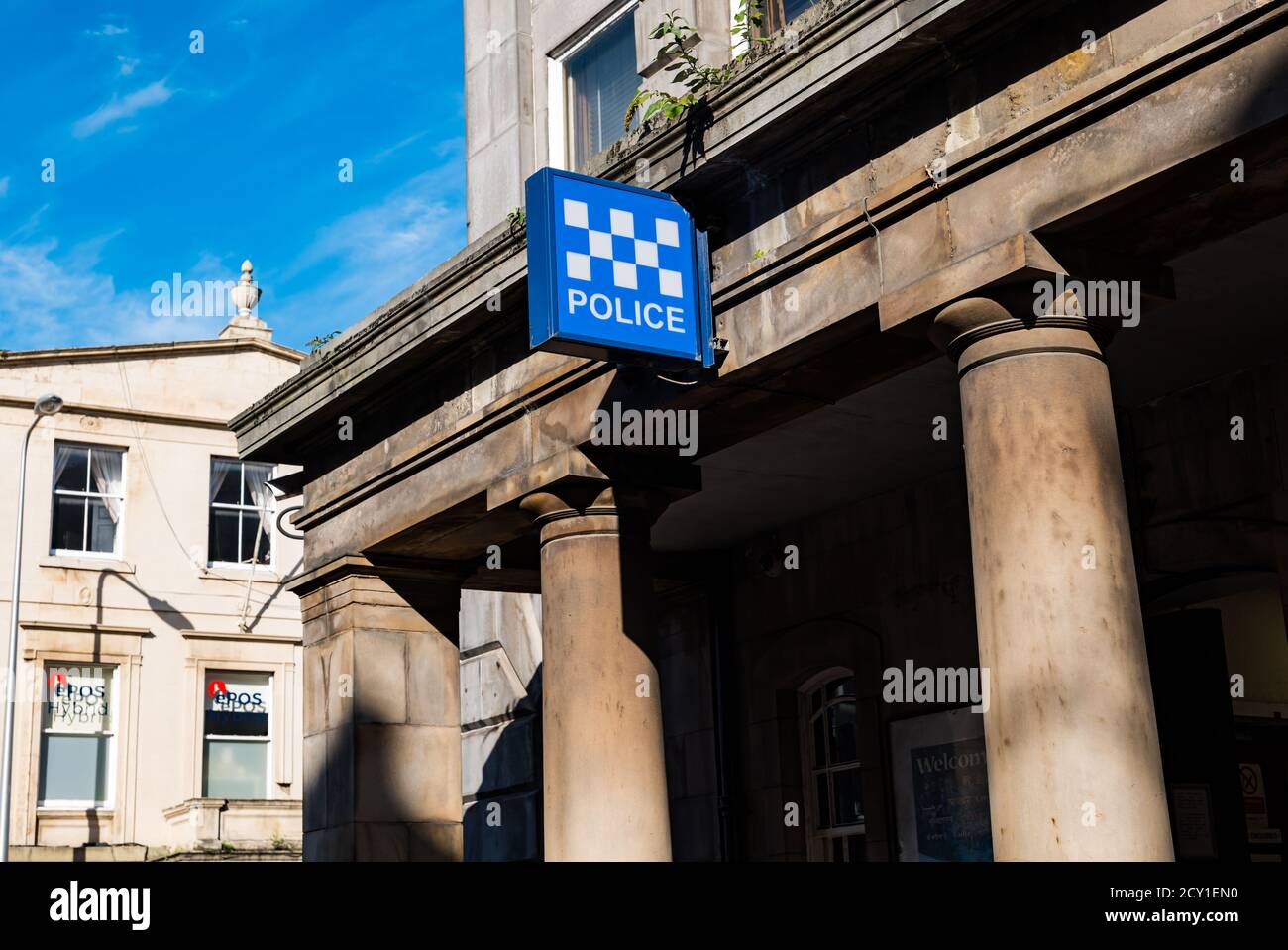 Sillitoe Tartan Schachbrett Polizei Logo Schild mit Battenburg hohe Sichtbarkeit Markierung außerhalb Leith Police Station, Edinburgh, Schottland, UK Stockfoto