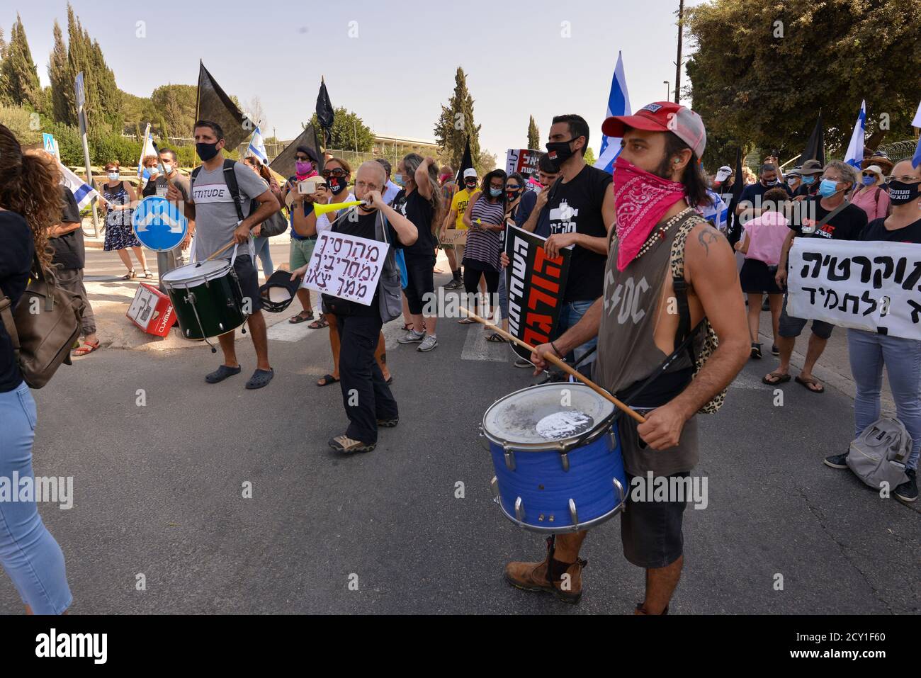 29 Sep 2020 - Anti-Korruptions-Protest gegen Premierminister Netanjahu vor der Knesset, israelisches Haus der gewählten. Hunderte von Fahrzeugen kletterten nach Jerusalem - für den letzten Tag, an dem Proteste in Israel legal sind. Während des Protestes wurde ein Update zum covid-19 Zertifizierungsgesetz gemacht - das fordert, dass Proteste nur 1k vom Wohnsitz der Bürger entfernt erlaubt werden. Dieser Akt, der als Notakt von 19 erklärt wurde, schränkt die Rechte der nicht-orthodoxen Gesellschaft in Israel während einer Welle massiver Proteste vor den Residenzen von Ministerpräsident Netanjahu größtenteils ein Stockfoto