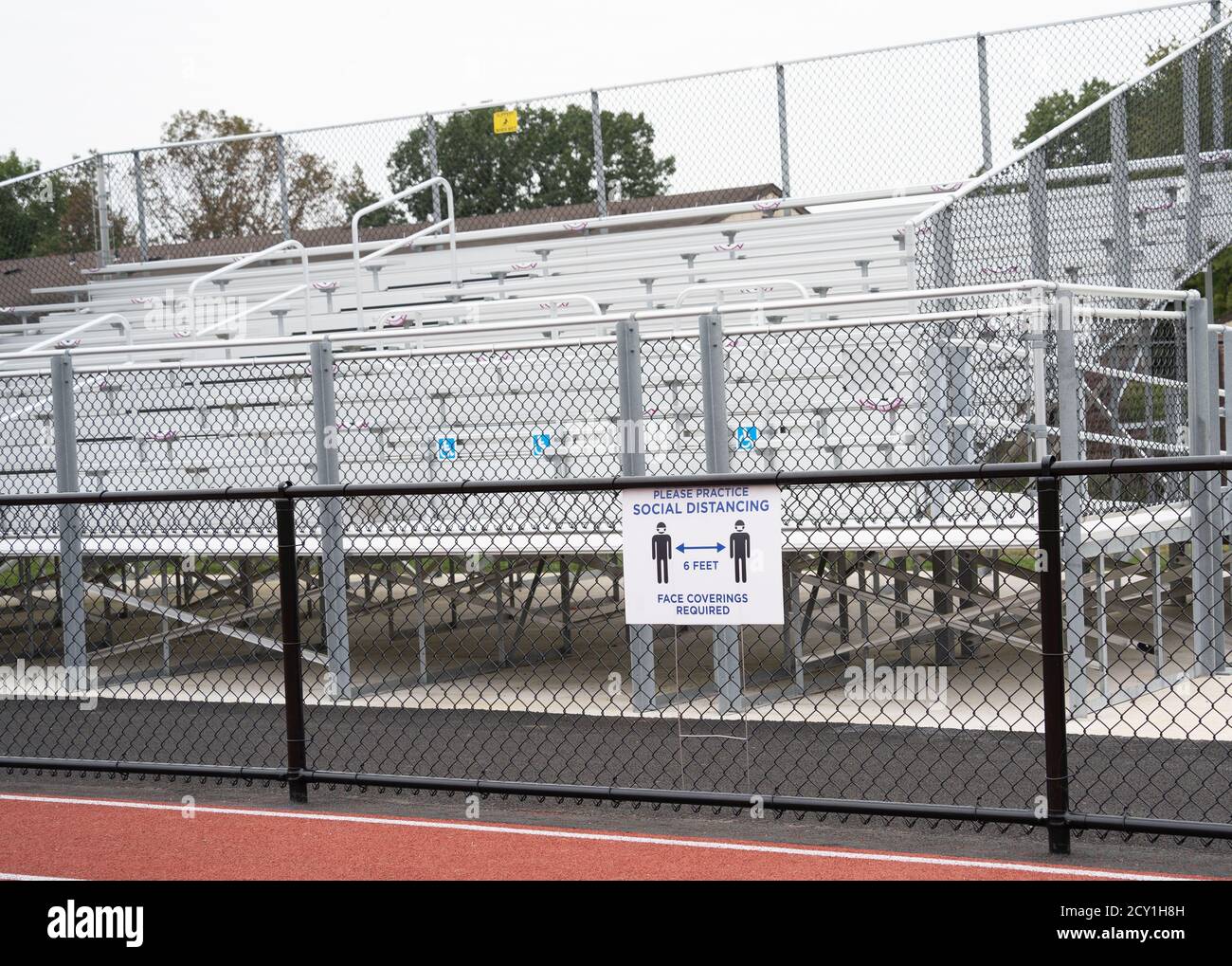 Berks County, Pennsylvania, 24. September 2020: Soziale Distanzierung Zeichen und Gesichtsbedeckung erforderliches Zeichen an der lokalen High School Track Stockfoto