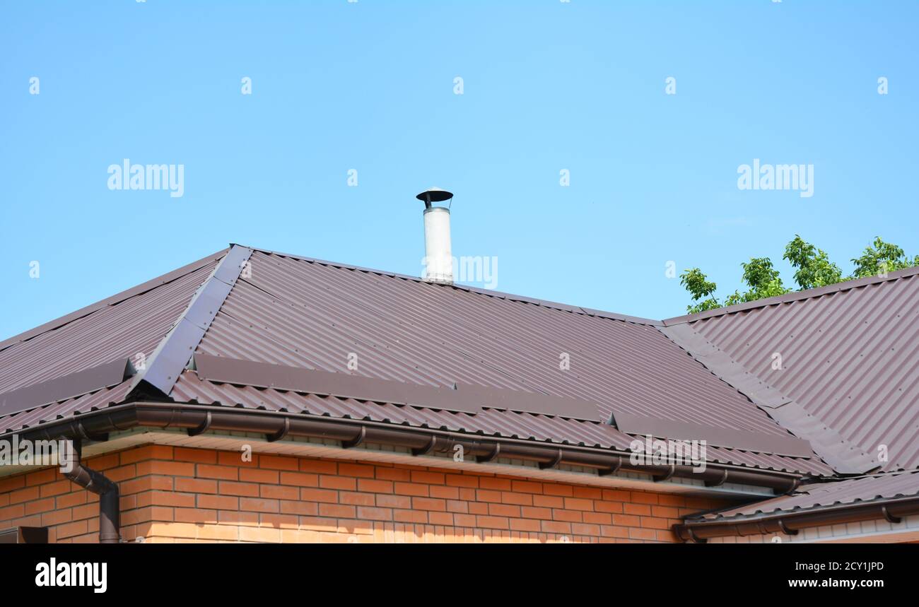 Dachkonstruktion aus Metall. Dachreparatur mit Regenrinne und Problembereiche für Haus Metall Ecke Dachkonstruktion Abdichtung. Stockfoto