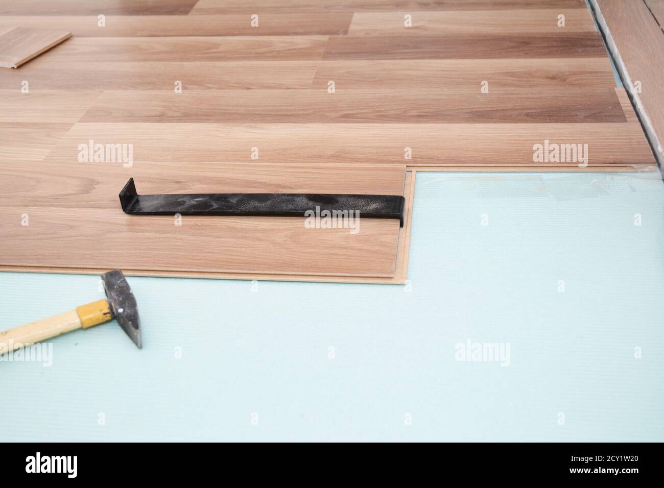 Laminat Holzboden mit Arbeitswerkzeugen. Stockfoto