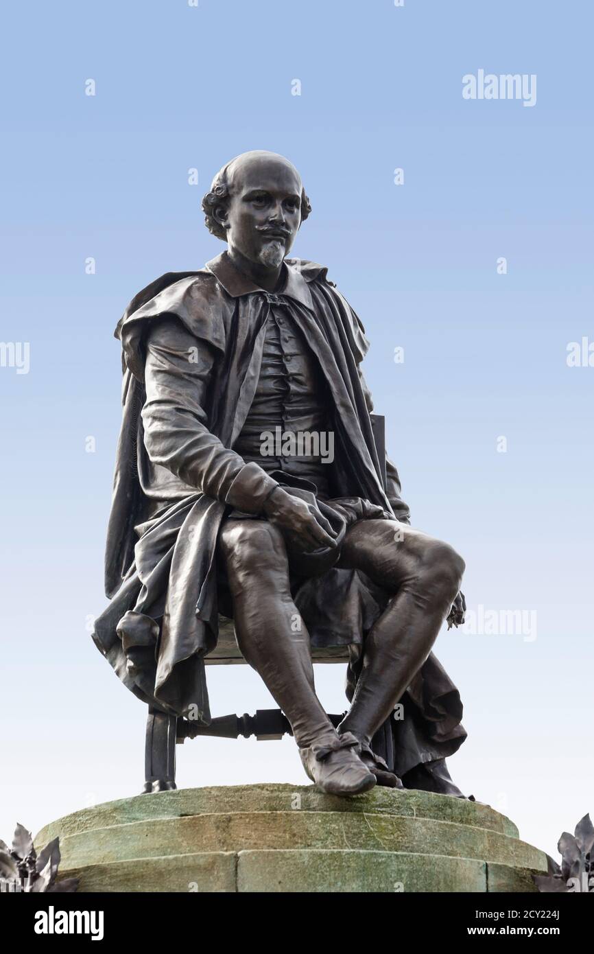 Stratford-upon-Avon, Warwickshire, England. Statue des Dramatikers und Dichters William Shakespeare, 1564 - 1616 , ein Werk des Bildhauers Lord Ronald Gower, 1 Stockfoto