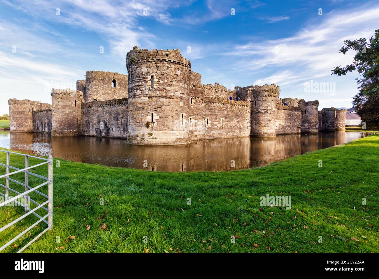 Beaumaris, Anglesey, Wales, Vereinigtes Königreich. Die Burg aus dem 14. Jahrhundert. Es ist Teil des UNESCO-Weltkulturerbes umfasst eine Gruppe von Burgen Stockfoto
