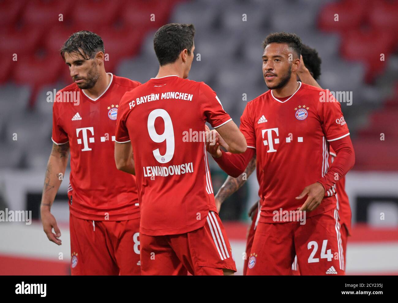 Allianz Arena Munchen Deutschland 30 09 20 Fussball Deutsches Supercup Finale 2020 2021 Fc Bayern Munchen Fcb Rot Gegen Borussia Dortmund Bvb Gelb 3 2 Von Links Javi Martinez Bayern Munchen Robert Lewandowski Bayern Munchen Und