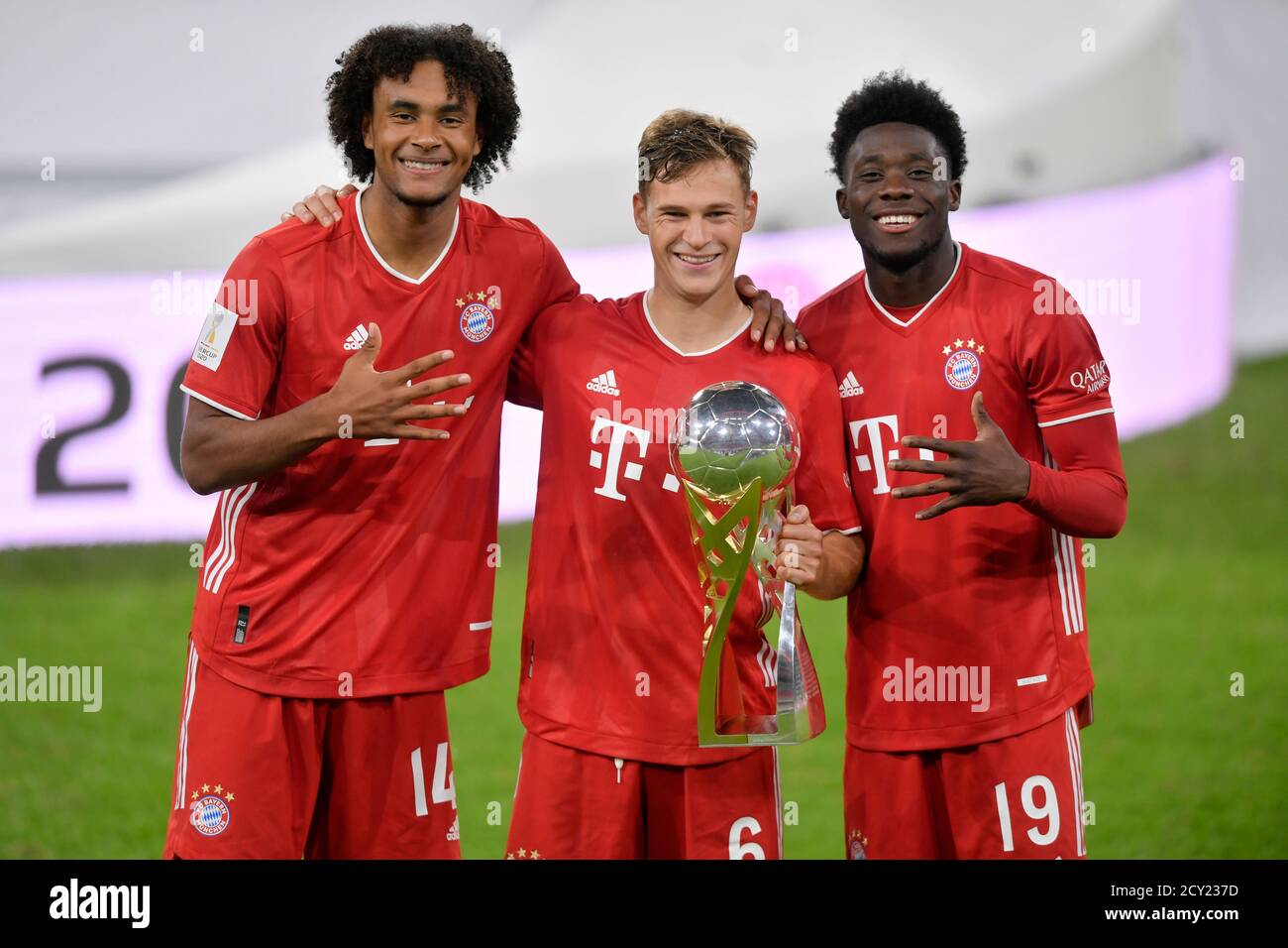 Allianz Arena München Deutschland 30.09.20, Fußball: Deutsches SUPERCUP-FINALE 2020/2021, FC Bayern München (FCB, rot) gegen Borussia Dortmund (BVB, gelb) 3:2 – von links: Joshua Zirkzee (FC Bayern München), Joshua Kimmich (FC Bayern München) und Alphonso Davies (FC Bayern München) Foto: Bernd Feil/M.i.S./Pool/via Kolvenbach nur zur redaktionellen Verwendung! Die DFL-Vorschriften verbieten die Verwendung von Fotos als Bildsequenzen und/oder quasi-Video. Nationale und internationale Nachrichtenagenturen AUS. Stockfoto