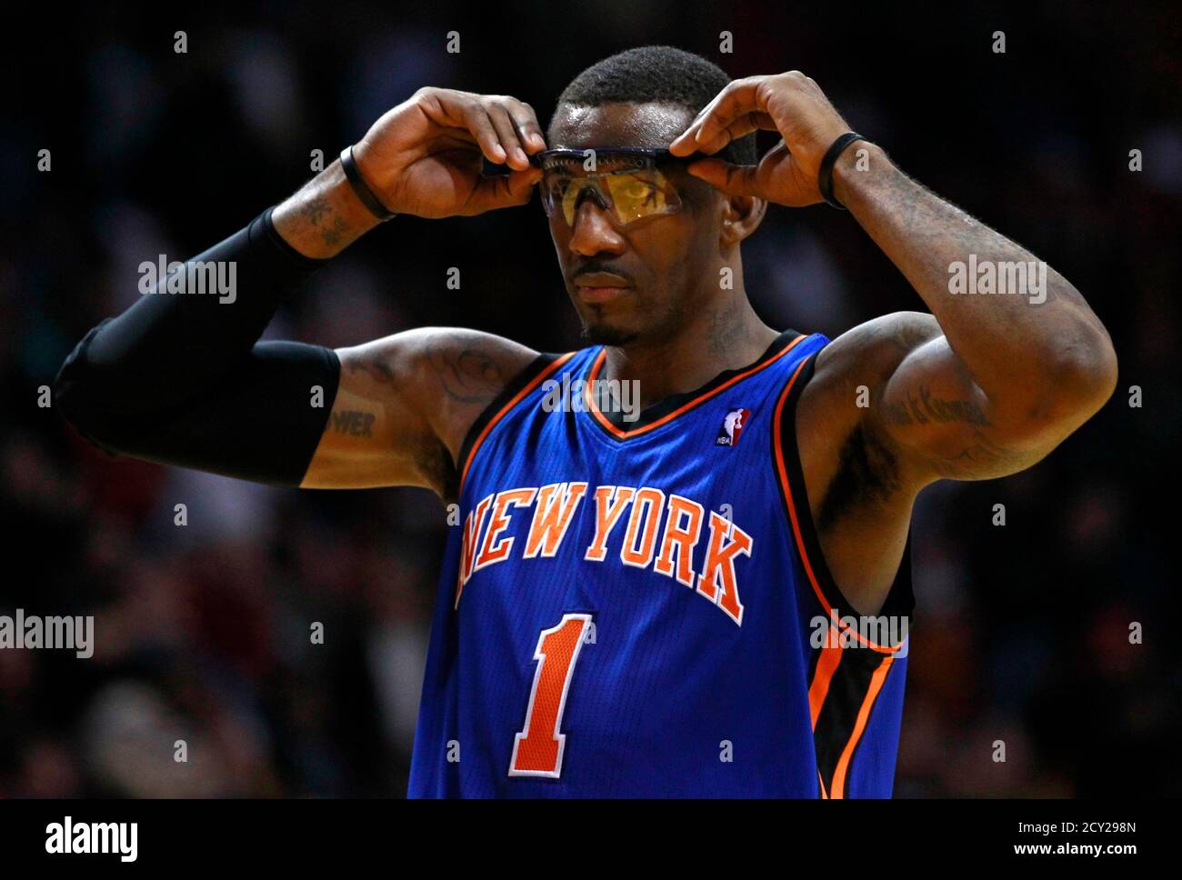 New York Knicks Amare Stoudemire stellt seine schützende Brille bei einem  Timeout gegen die Miami Heat im vierten Quartal in NBA Basketball-Aktion in  Miami 28. Dezember 2010. REUTERS/Hans Deryk (Vereinigte Staaten -