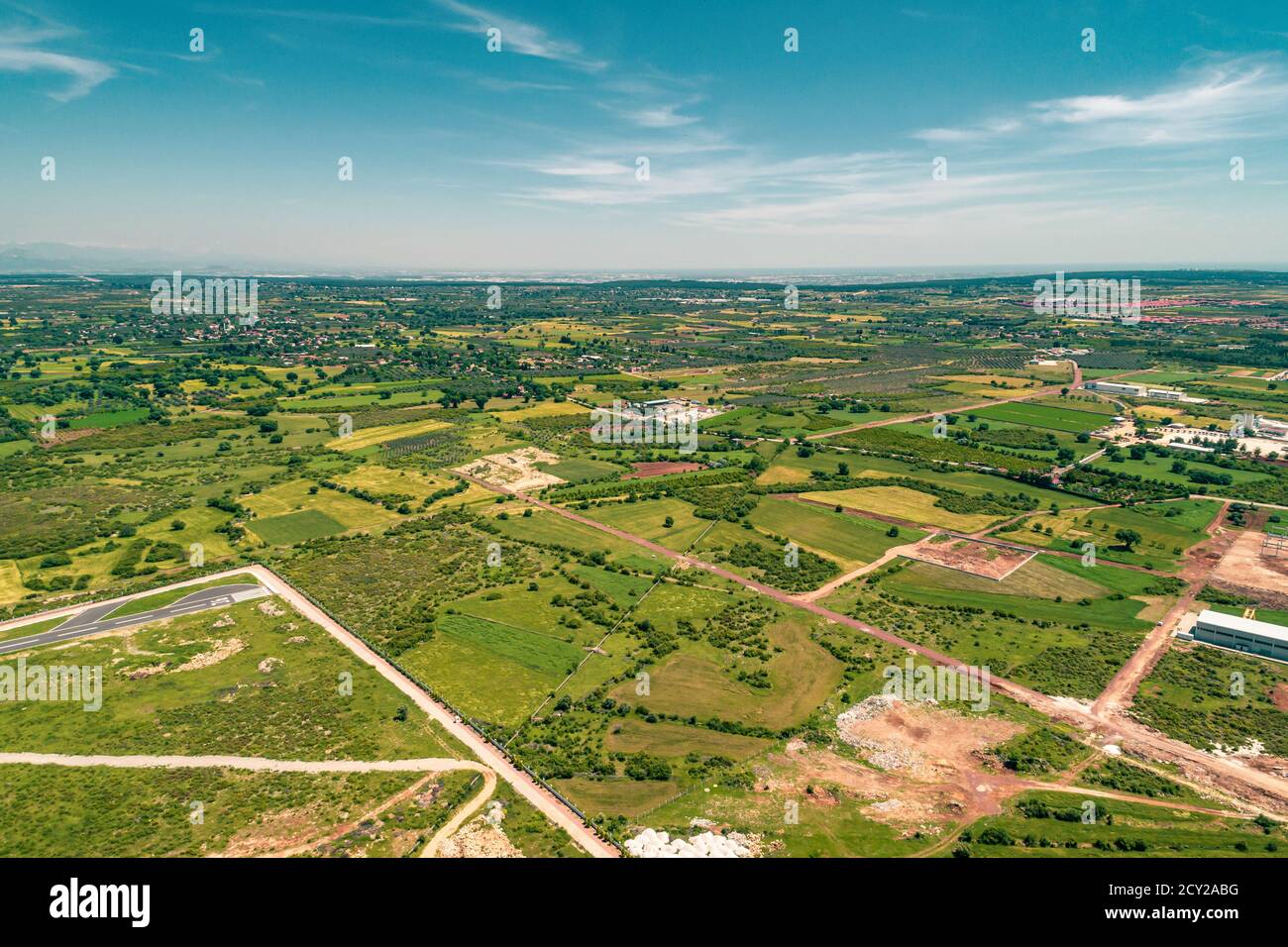 Luftaufnahme von oben Foto von landwirtschaftlichen Gebieten in der Nähe der Stadt Zentrieren Stockfoto