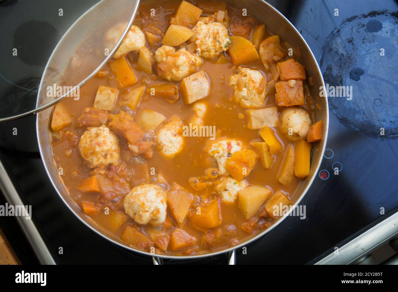 Traditionelle Kürbis-Kubbe-Suppe, ein berühmtes Suppengericht aus dem Nahen Osten, gekocht in einem Topf Stockfoto