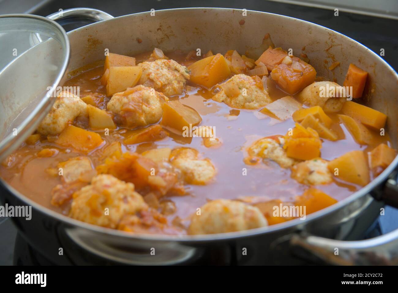 Traditionelle Kürbis-Kubbe-Suppe, ein berühmtes Suppengericht aus dem Nahen Osten, gekocht in einem Topf Stockfoto