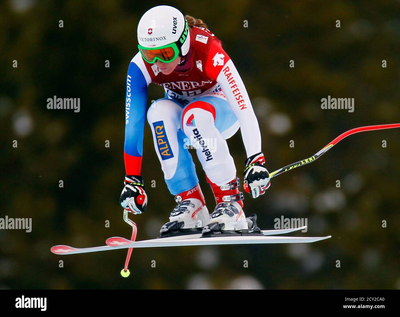 Fabienne Suter aus der Schweiz geht beim Frauen-Weltcup-Alpinskirennen in Lake Louise, Alberta, am 3. Dezember 2011 in die Luft. REUTERS/Mike Blake (KANADA - TAGS: SPORT SKIFAHREN) Stockfoto