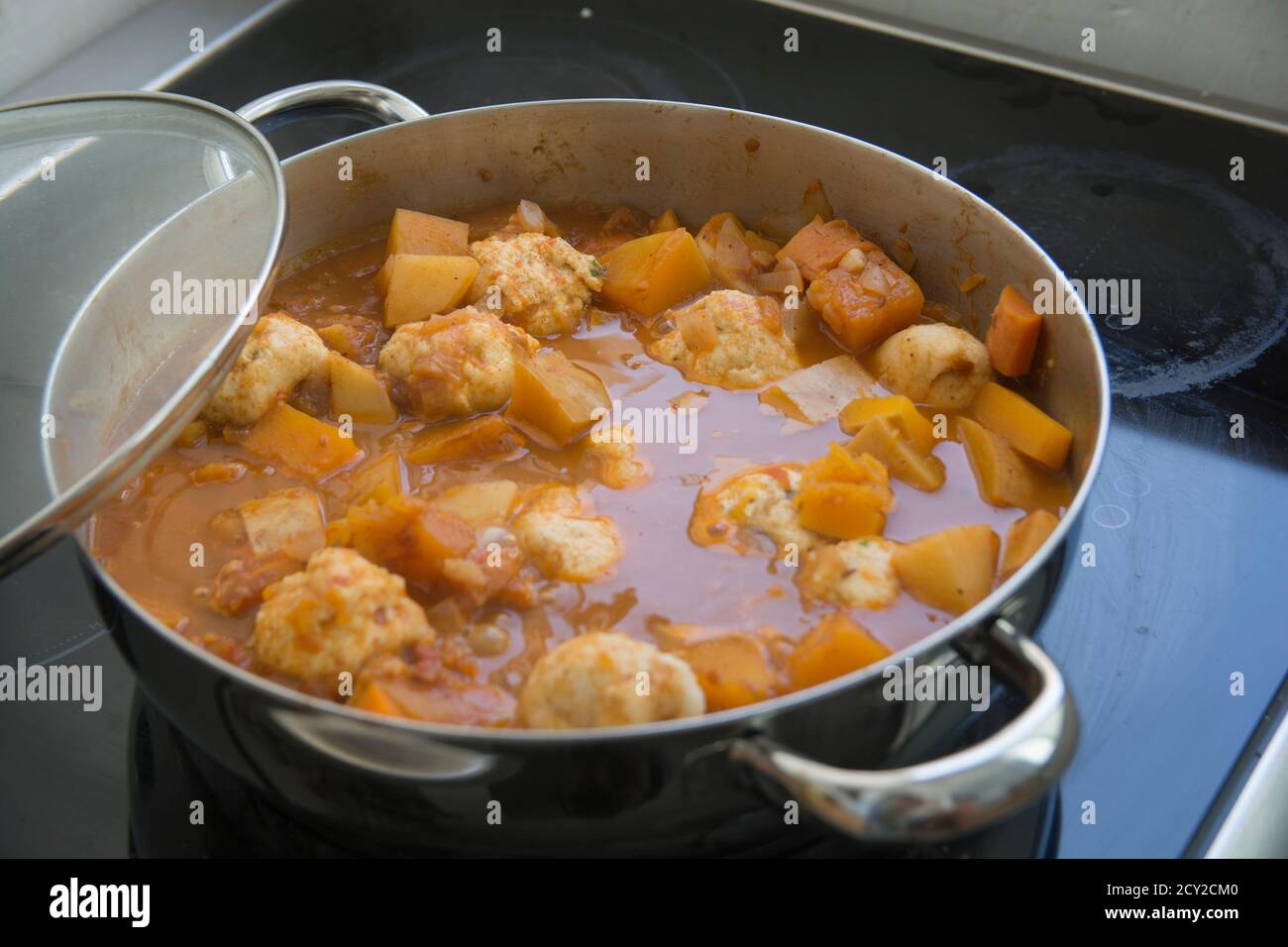 Traditionelle Kürbis-Kubbe-Suppe, ein berühmtes Suppengericht aus dem Nahen Osten, gekocht in einem Topf Stockfoto