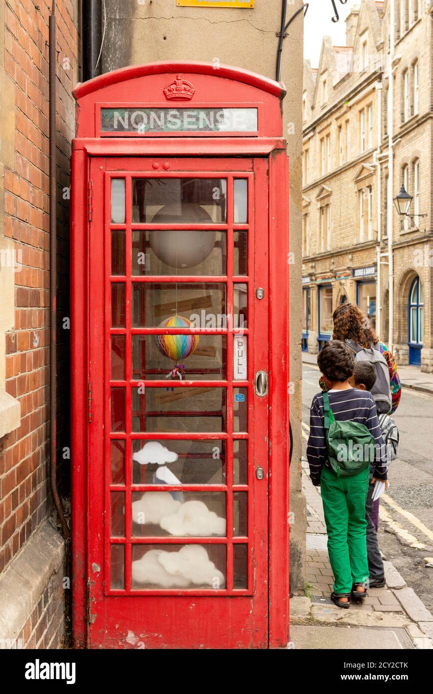 Alte rote Telefonbox der K6-Klasse II, die vor dem Story Museum in der Pembroke Street, Oxford, Oxfordshire, Großbritannien, in eine Kunstinstallation umgewandelt wurde Stockfoto