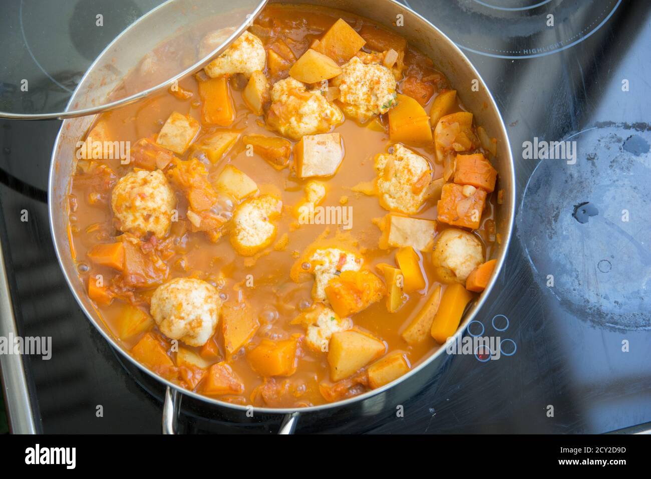 Traditionelle Kürbis-Kubbe-Suppe, ein berühmtes Suppengericht aus dem Nahen Osten, gekocht in einem Topf Stockfoto