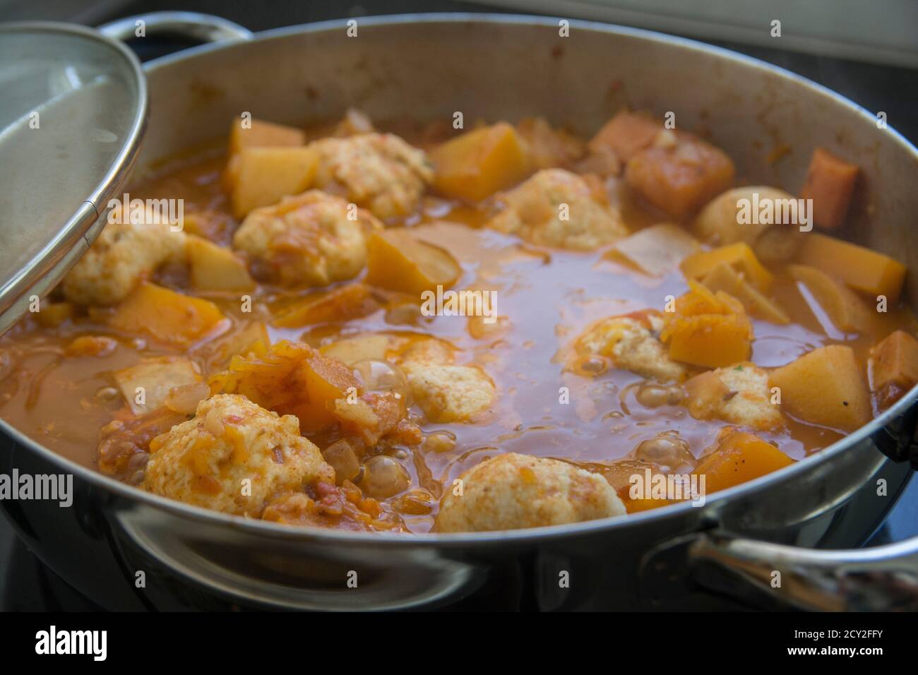Traditionelle Kürbis-Kubbe-Suppe, ein berühmtes Suppengericht aus dem Nahen Osten, gekocht in einem Topf Stockfoto