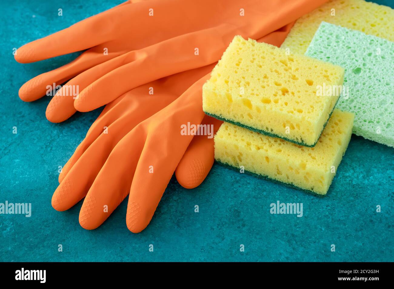 Gummihandschuhe mit bunten Küchenschwämmen, Housekeeping. Reinigungsdienstkonzept, Hausarbeit. Spülmaschine Stockfoto
