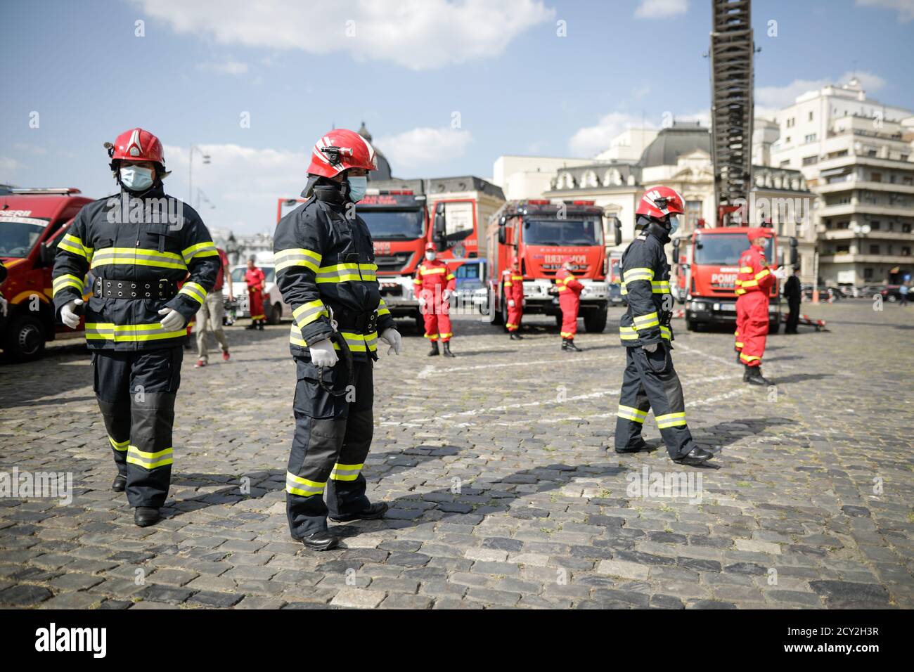 Bukarest, Rumänien - 14. September 2020: Rumänische Feuerwehrleute nehmen an einer Outdoor-Veranstaltung Teil. Stockfoto