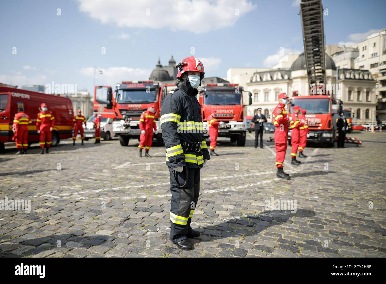 Bukarest, Rumänien - 14. September 2020: Rumänische Feuerwehrleute nehmen an einer Outdoor-Veranstaltung Teil. Stockfoto